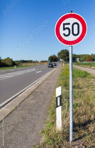 Straße mit Auto und 50er Tempo Schild