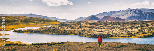 Foto Hiking nature amazing landscape travel wanderlust woman hiker on holiday in Iceland