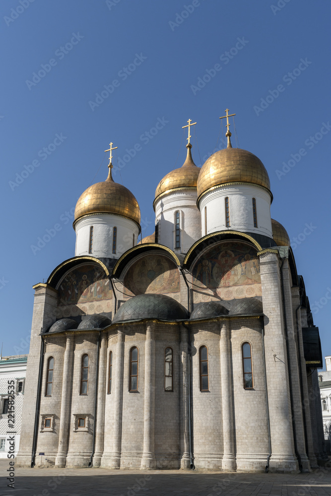 Успенский собор Московского кремля на Соборной площади.