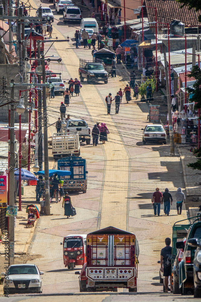 Obraz premium Widok na ulicę w dół