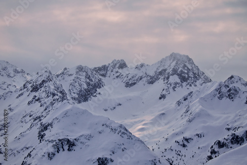 Bergkette bei Abendstimmung in den österreichischen Alpen