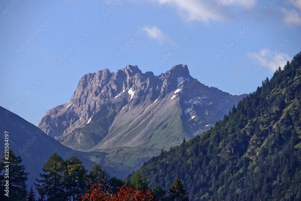Blick auf den Kratzer während des Sonnenaufgangs am Morgen Blick auf den Kratzer während des Sonnenaufgangs am Morgen