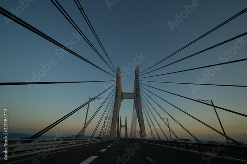 夕暮れ時の瀬戸大橋 車中からの撮影(岩黒島橋)