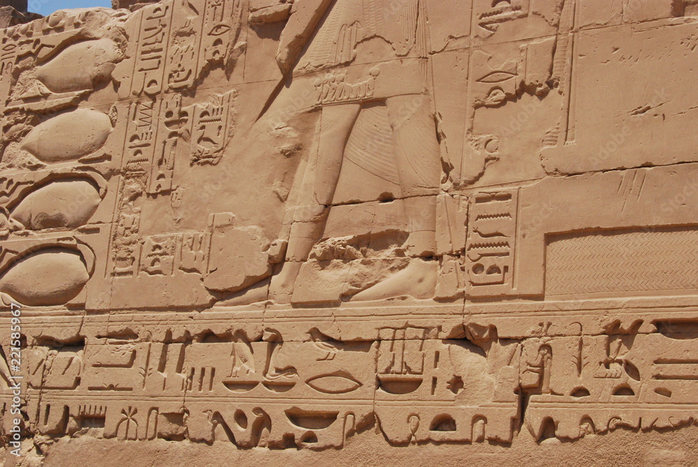 Obraz premium Egyptian hieroglyphs in karnak temple egypt