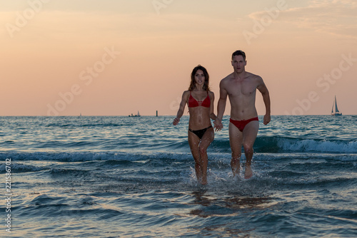 coppia di innamorati al tramonto nel mare adriatico