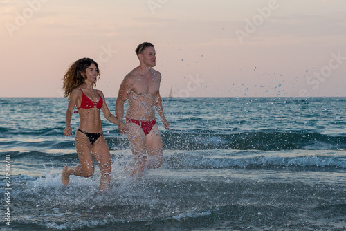 coppia di innamorati al tramonto nel mare adriatico