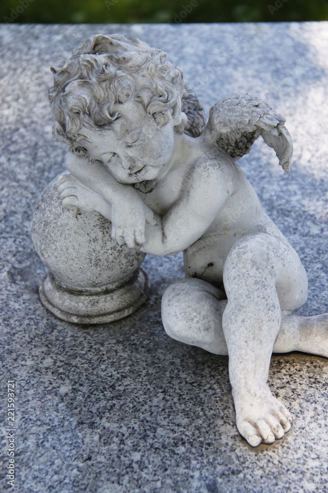 Ange sur une tombe, cimetière de Montrouge à Paris Stock Photo