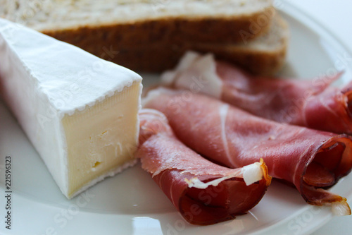 Brotzeitteller mit Schinken, Weichkäse, Toast und Tomaten photo