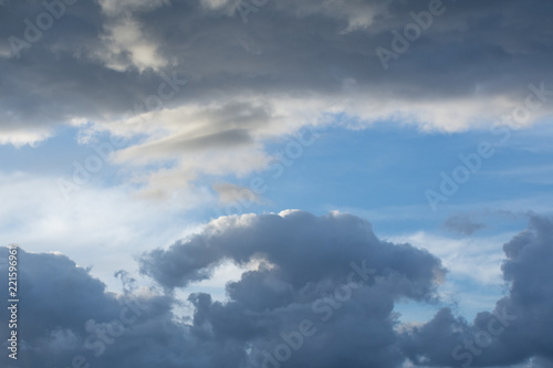 Nuvole tridimensionali sullo sfondo il cielo azzurro