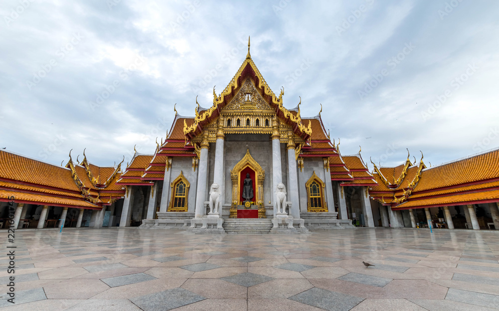 Fototapeta premium Temple in Bangkok, Beautiful Thai Temple Wat Benjamaborphit in Thailand
