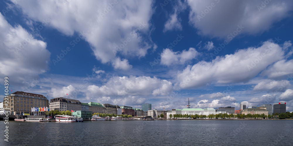 Hamburg - Alster Panorama im Sommer mit viel Himmel Hamburg - Alster Panorama im Sommer mit viel Himmel