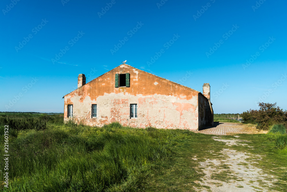 verlassenes Haus auf einer kleinen Insel, Valli di Comacchio, Italien verlassenes Haus auf einer kleinen Insel, Valli di Comacchio, Italien