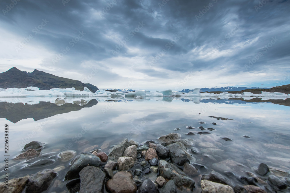 Eisberge schwimmend vor Steinen Island Eisberge schwimmend vor Steinen Island