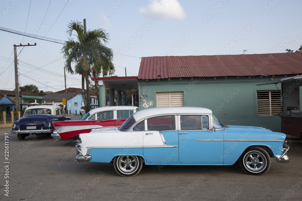 Schöner blauer Oldtimer auf Kuba (Karibik)