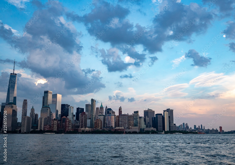 Fototapeta premium Panoramę Manhattanu z księżycem