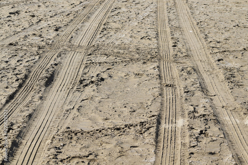 Empreintes de pneus sur le sable d'une plage photo