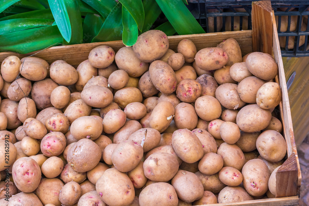 Frische Kartoffeln an dem Marktstand eines Gemüsehändlers Frische Kartoffeln an dem Marktstand eines Gemüsehändlers