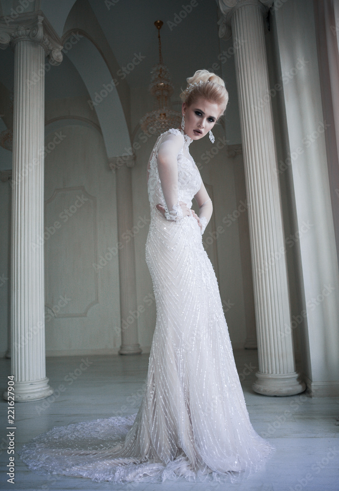 Obraz premium The beautiful woman posing in a wedding dress