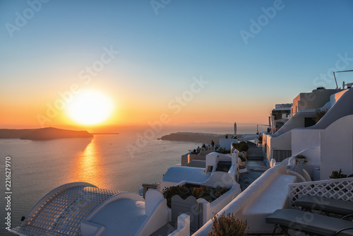 Foto Beautiful sunset over volcanic caldera at Santorini island, Greece