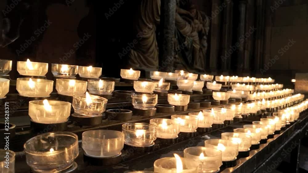 viele Kerzen brennen in der Kirche, Zeitraffer Video 1080p full HD time lapse