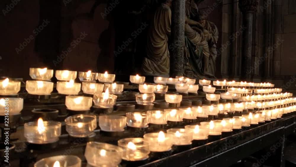 viele Kerzen brennen in der Kirche viele Kerzen brennen in der Kirche