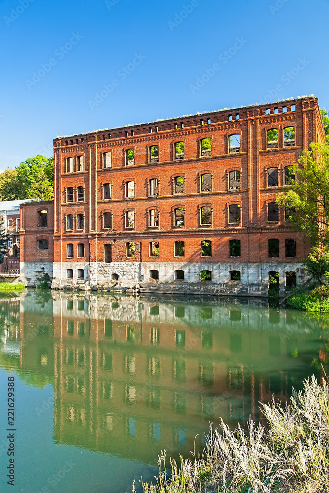 Obraz premium Destroyed manor on the river Vorgol