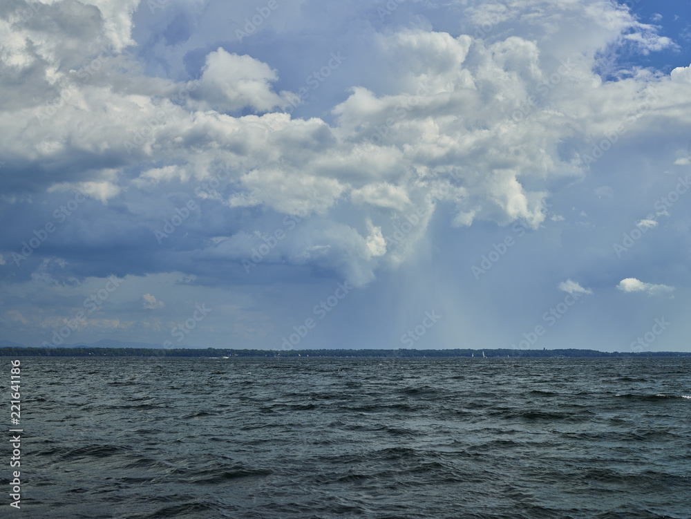 Obraz premium Cloud formation over lake Champlain 130
