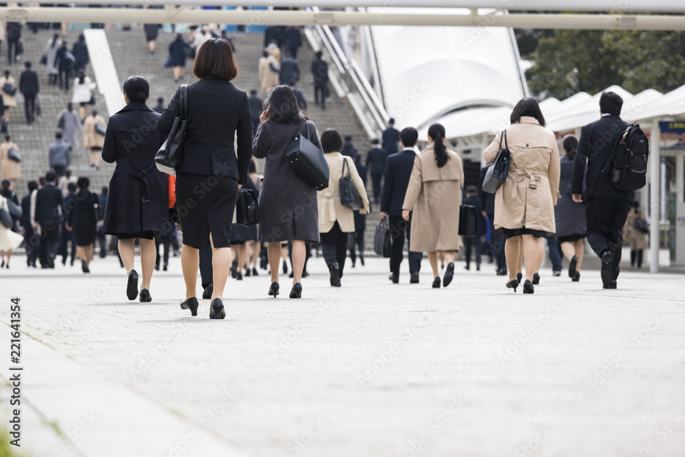 Obraz premium スーツの女性の後ろ姿の風景