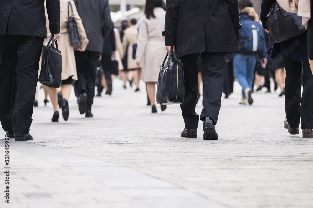 スーツの若い男性の足元の風景 Stock Photo | Adobe Stock