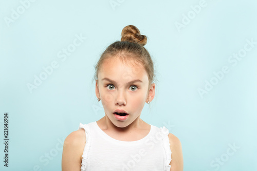 Obraz na plátne surprised shocked astonished amazed girl with open mouth