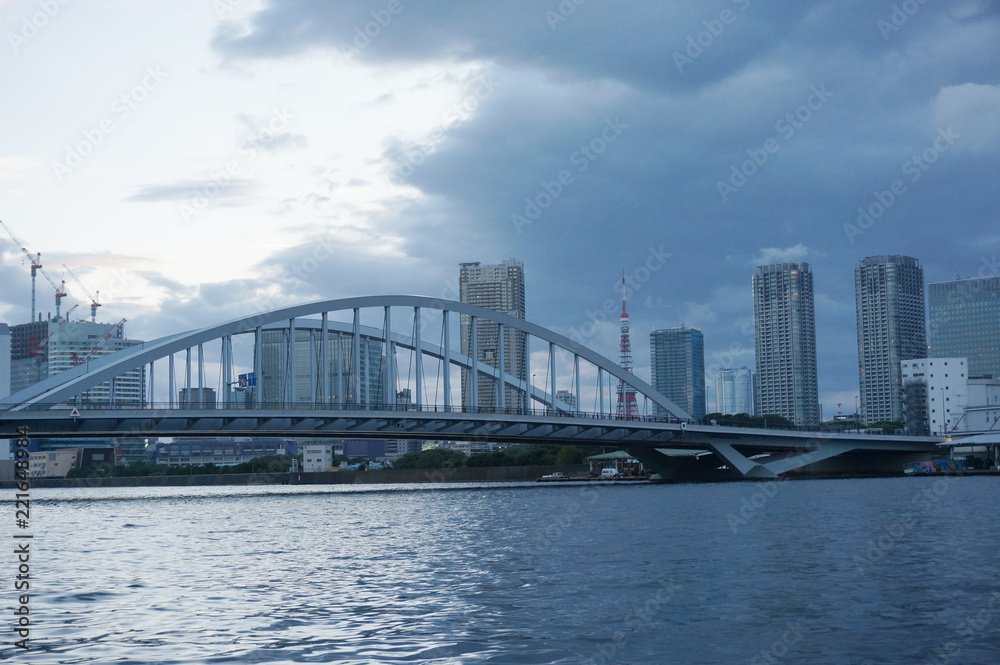 夕暮れの築地大橋と東京タワー
