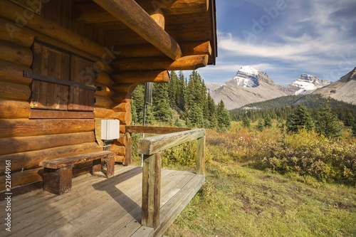 Fotografía Log Cabin and Distant Snowy Rocky Mountain Tops in Red Deer River Valley, Banff