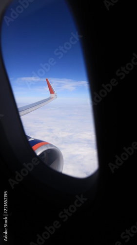 Вид из окна самолёта. Облака. Земля.