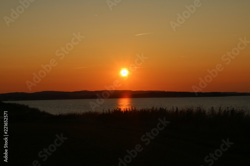 Wundersch  ner Sonnenuntergang am Strand und den Klippen n  he Wei  en Haus an der Ostsee