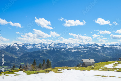 Obraz na płótnie 一幢别墅坐落在空阔的雪山山顶， 夏夫山 