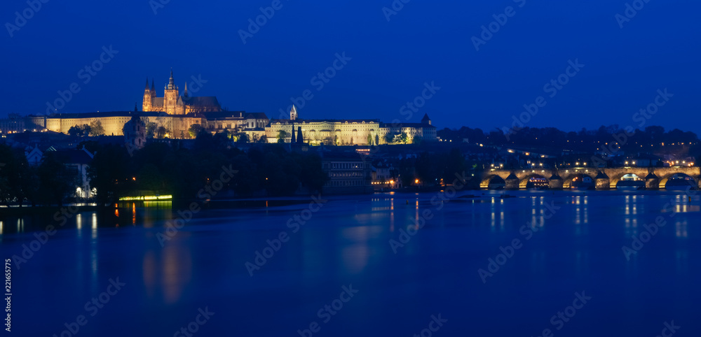 布拉格城堡 & 伏尔塔瓦河 夜晚风景, 捷克 / 布拉格城堡 & 伏尔塔瓦河 长曝光的夜晚风景, 捷克