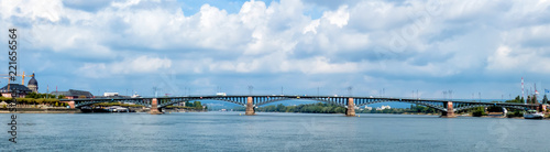 Panorama der Theodor Heuss Brücke in Mainz