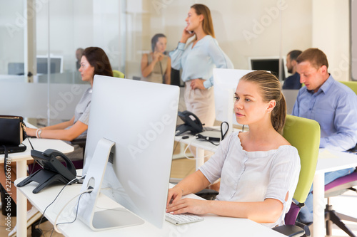 Foto Adult businesswoman concentrated on work