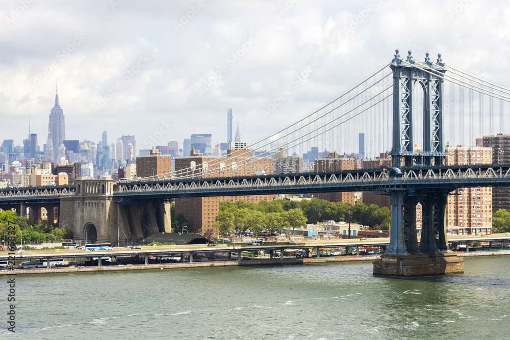 Obraz premium New York City. The Manhattan Bridge, a suspension bridge that crosses the East River connecting Lower Manhattan with Downtown Brooklyn, seen from Brooklyn Bridge