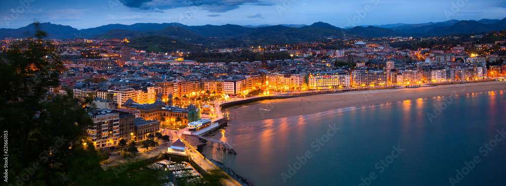 Naklejka premium Panorama zatoki La Concha w nocy w San Sebastian