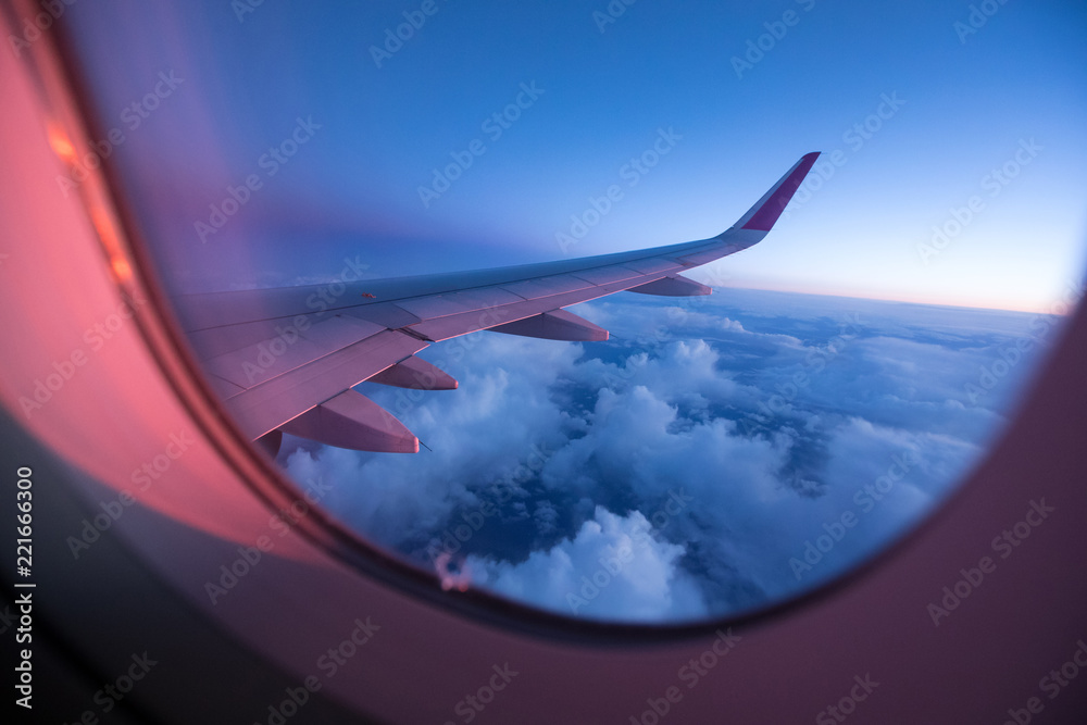 Naklejka premium Niebo zachód słońca z okna samolotu