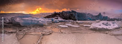 Obraz Słynny lodowiec Fjallsarlon i laguna z górami lodowymi pływającymi na zamarzniętej wodzie.