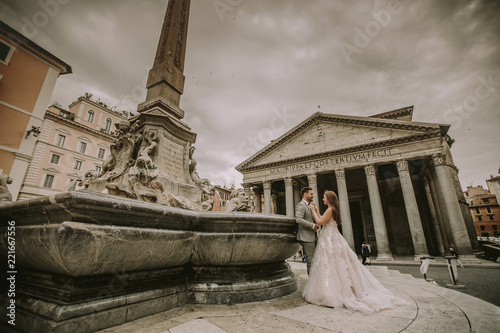 Photography Young wedding couple by Pantheon in Rome, Italy