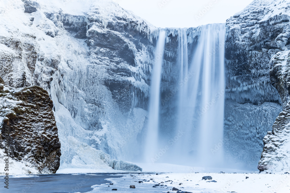 Fototapeta premium Piękny wodospad Skogafoss w zimie. Islandia.