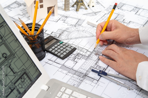 Fotografie The hand of a male architect drawing a design using a pencil.
