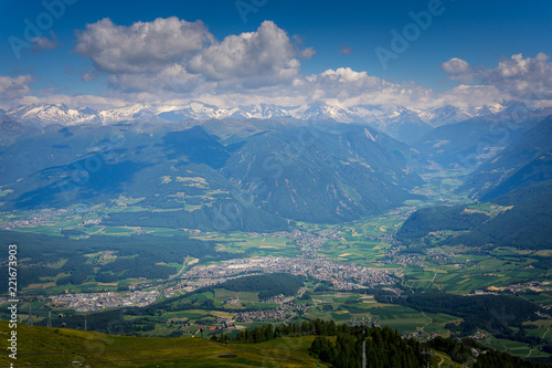 Kronplatz 2018-4    Panorama mit Blick vom Gipfel des Kronplatz auf Bruneck und Ahrntal © Sharidan