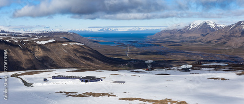 Konstfotografi Distant research facility in arctic mountains of Svalbard