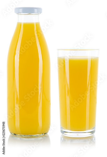 Orangensaft Saft in der Flasche und im Glas freigestellt Freisteller isoliert