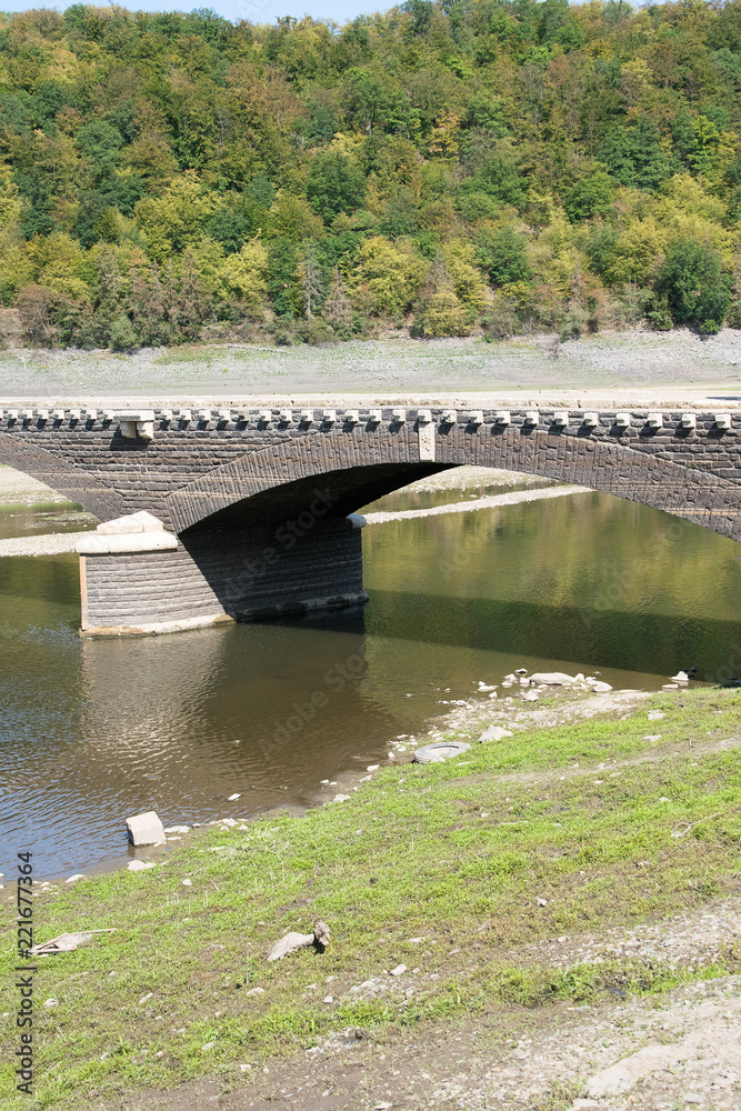 Die Aslabrücke im Edersee in Nord Hessen