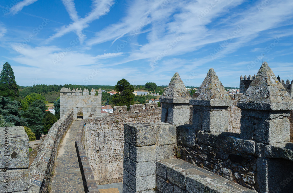 Ronda de la muralla o adarve del castillo de Sabugal. Portugal.